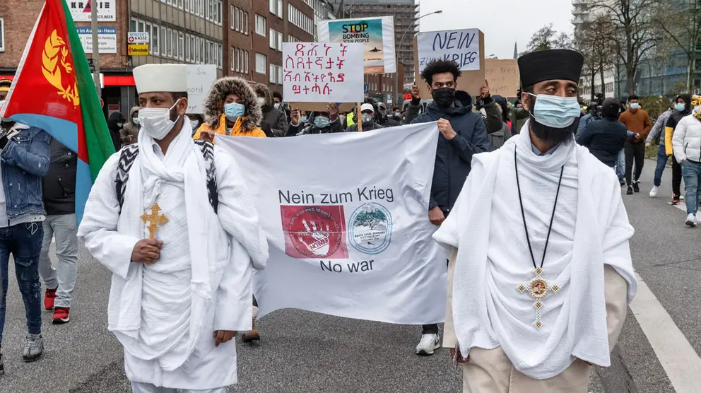 28 November 2020, Hamburg: Demonstrators hold a banner with the inscription "No War" as they protest against the developing conflict in Ethiopia. Ethiopia's government launched an offensive against the Tigray People's Liberation Front (TPLF), which is in power in the northern region of Tigray. Photo: Markus Scholz/dpa