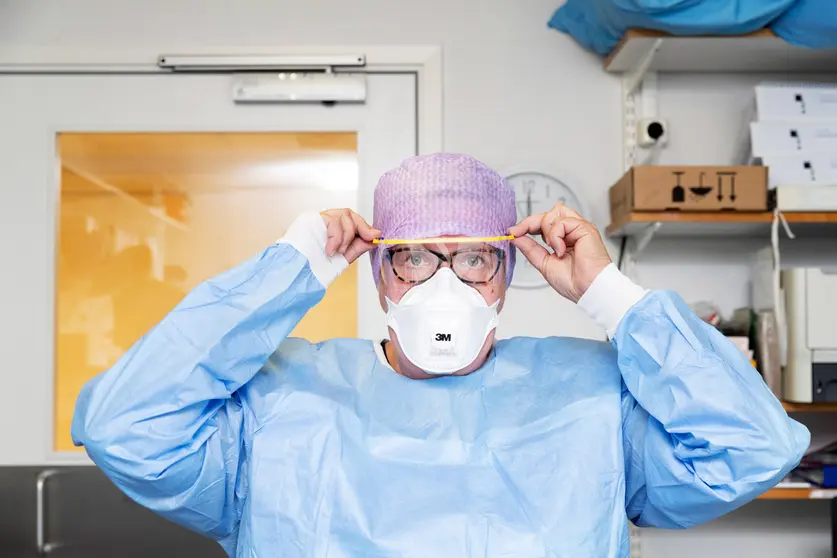 A Finnish healthcare worker protects herself against the coronavirus. Photo: HUS.