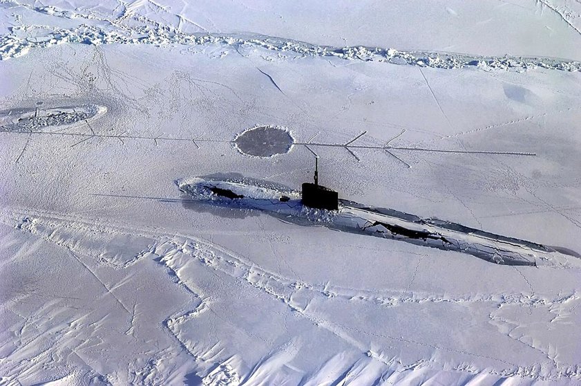 A submarine emerging in the Arctic region. Photo: Pixabay.