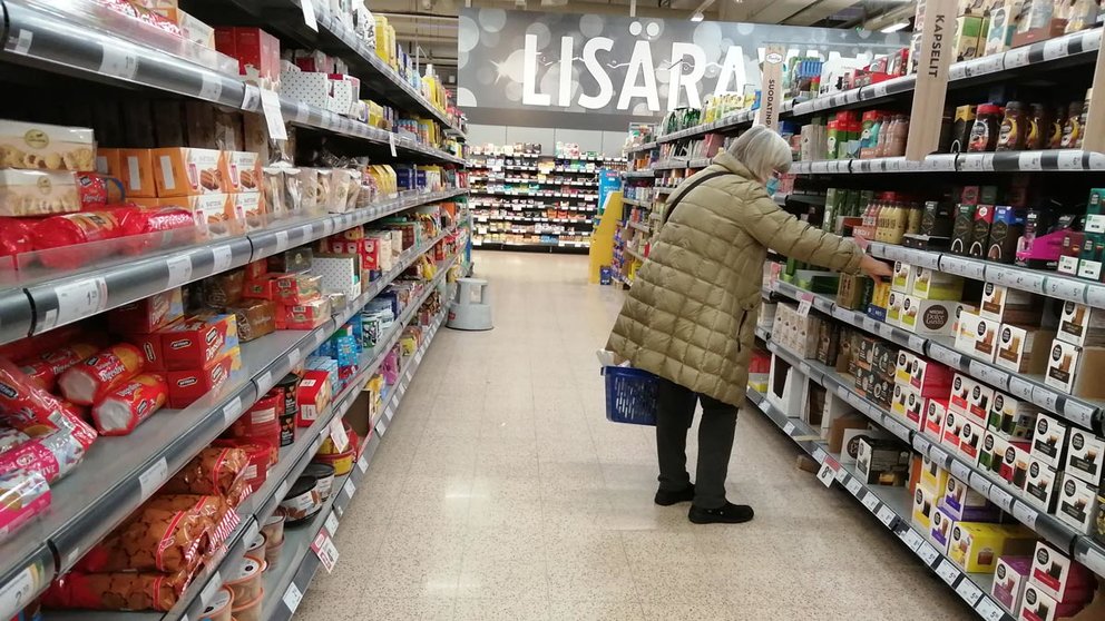 A woman doing shopping in a supermarket. Photo: Foreigner.fi.