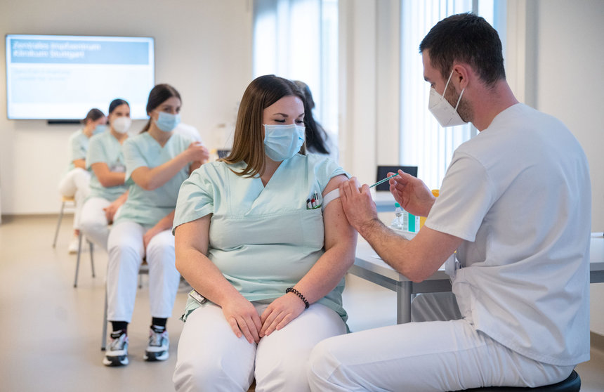 10 December 2020, Baden-Wuerttemberg, Stuttgart: Medical students in their practical year simulate a vaccination on nursing students at the Klinikum Stuttgart during a refresher course in the paediatrics and patient simulator at the Klinikum Stuttgart. Photo: Marijan Murat/dpa