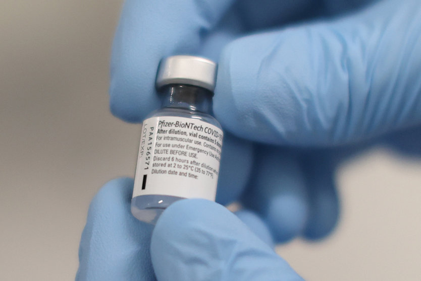08 December 2020, Northern Ireland, Belfast: A person holds a phial of the Pfizer/BioNTech Covid-19 vaccine ahead of being administered at the Royal Victoria Hospital on the first day of the largest immunisation programme in the UK's history. Photo: Liam Mcburney/PA Wire/dpa