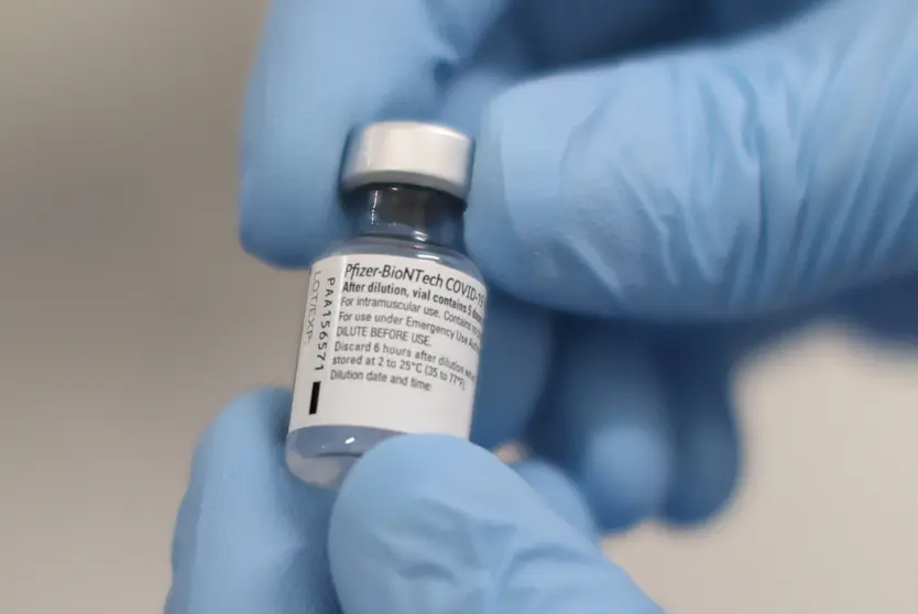 08 December 2020, Northern Ireland, Belfast: A person holds a phial of the Pfizer/BioNTech Covid-19 vaccine ahead of being administered at the Royal Victoria Hospital on the first day of the largest immunisation programme in the UK's history. Photo: Liam Mcburney/PA Wire/dpa