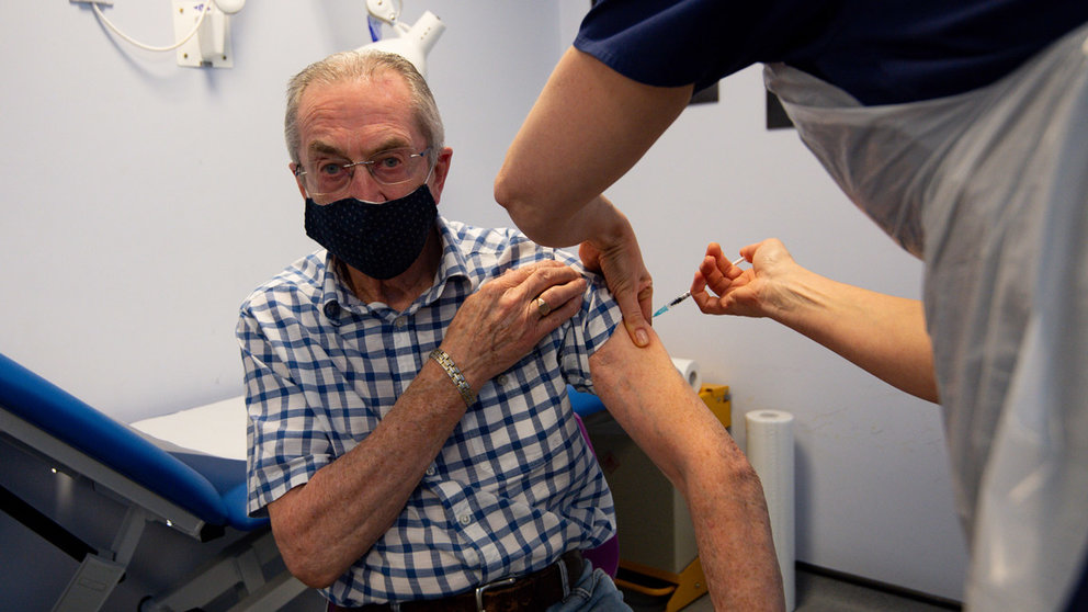 14 December 2020, England, Halesowen: Gerry Hughes, 81, receives the first of two injections with a dose of the Pfizer/BioNtech covid-19 vaccine at Feldon Lane Surgery, as hundreds of Covid-19 vaccination centres run by local doctors begin opening across England. Photo: Jacob King/PA Wire/dpa