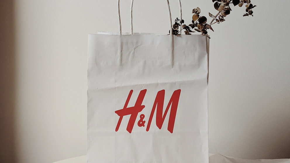A paper bag from H&M. Photo: Pexels.