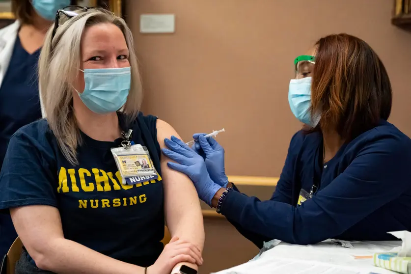 15 December 2020, US, Ann Arbor: Health care workers receive the Pfizer Inc./BioNTech COVID-19 vaccine at Michigan Medicine. Photo: Dominick Sokotoff/ZUMA Wire/dpa