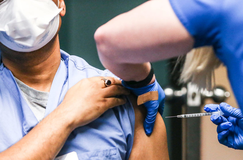 16 December 2020, US, Silvis: Piyush Singh (L) pediatrician receives one of the first coronavirus (COVID-19) vaccine at Genesis Medical Center. Photo: Jessica Gallagher/Dispatch Argus via ZUMA Wire/dpa