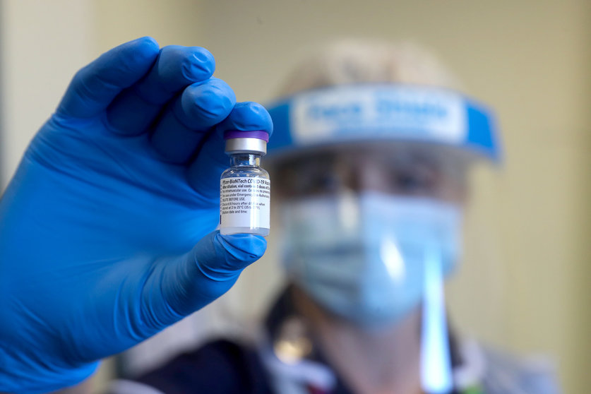 17 December 2020, England, Gloucester: An NHS worker hold a dose of the Pfizer vaccine at the Gloucestershire Vaccination Centre of Gloucestershire Royal Hospital. Photo: Chris Jackson/PA Wire/dpa