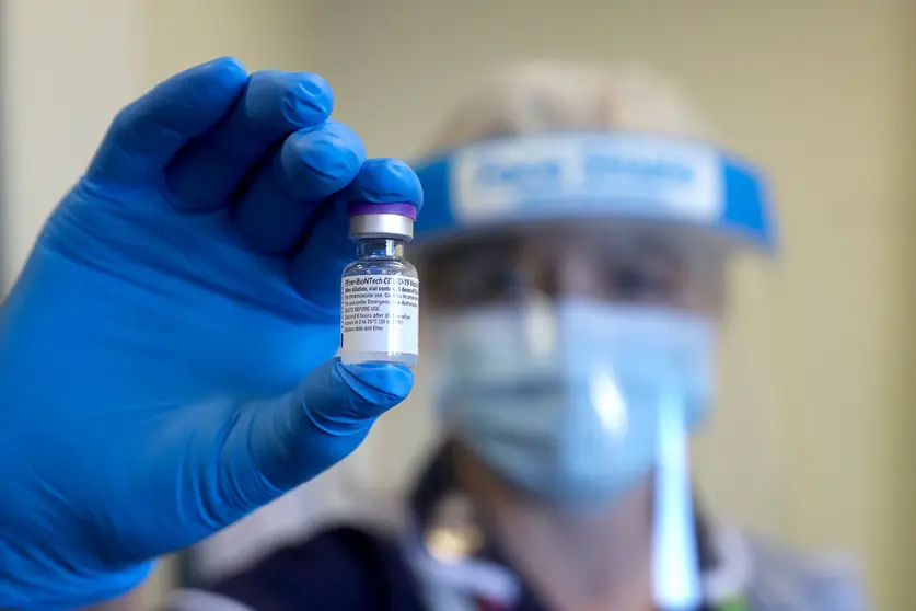 17 December 2020, England, Gloucester: An NHS worker hold a dose of the Pfizer vaccine at the Gloucestershire Vaccination Centre of Gloucestershire Royal Hospital. Photo: Chris Jackson/PA Wire/dpa