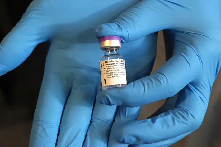 17 December 2020, England, Gloucester: An NHS worker hold a dose of the Pfizer vaccine at the Gloucestershire Vaccination Centre of Gloucestershire Royal Hospital. Photo: Chris Jackson/PA Wire/dpa