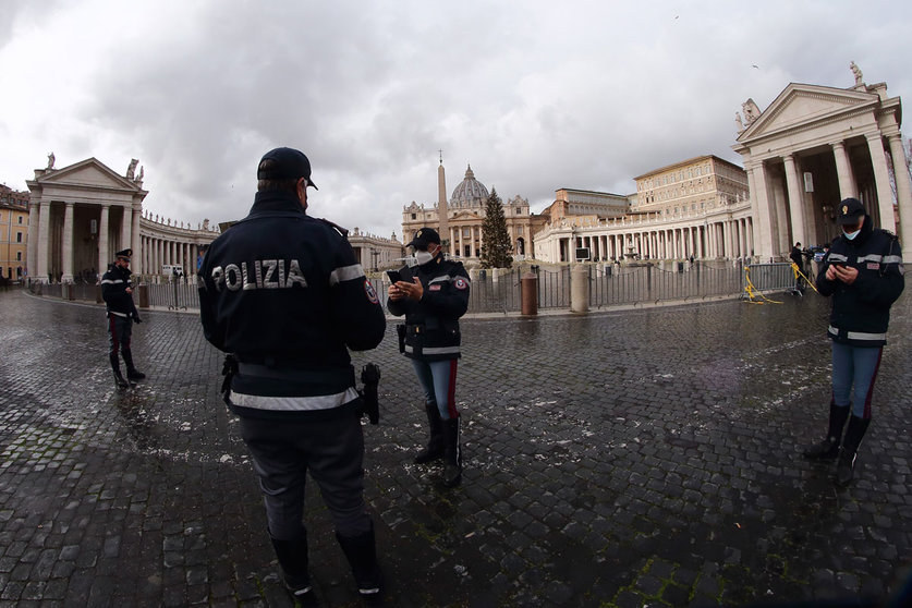 25 December 2020, Vatican, Vatican City: Police officers stand at the empty St. Peter's Square as Pope Francis delivers his Christmas message and gives the papal blessing "Urbi et Orbi" from the Hall of the Apostolic Palace. Photo: Evandro Inetti/ZUMA Wire/dpa