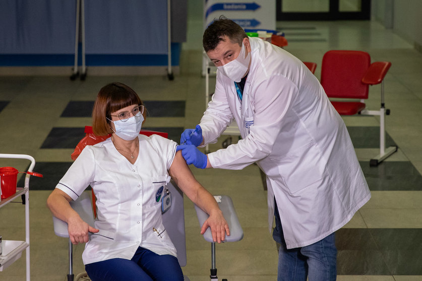27 December 2020, Poland, Warsaw: Alicja Jakubowska receives the coronavirus vaccine in the central hospital of the Ministry of Interior and Administration. Photo: Grzegorz Banaszak/ZUMA Wire/dpa