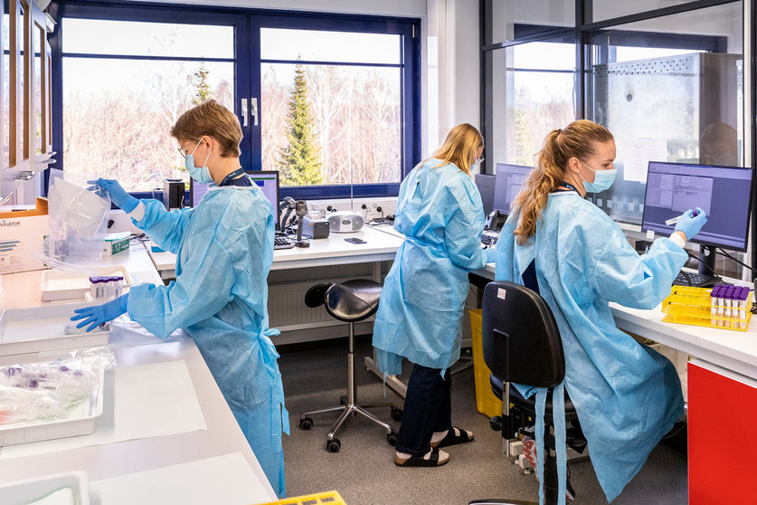 Lab workers managing-coronavirus tests in Helsinki. Photo: HUS/file photo.