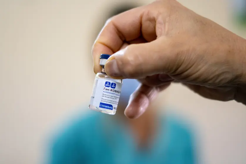 29 December 2020, Argentina, Firmat: A nurse holds a vial of the Russian Sputnik V vaccine against the coronavirus. Photo: Patricio Murphy/SOPA Images via ZUMA Wire/dpa.