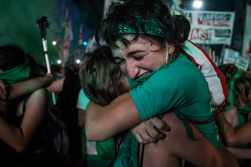 30 December 2020, Argentina, Buenos Aires: Pro-abortion activists react after lawmakers passed a bill that legalizes abortion, outside Congress. Photo: Matias Chiofalo/EUROPA PRESS/dpa