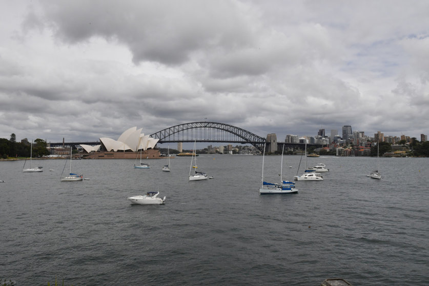 31 December 2020, Australia, Sydney: An empty Sydney Harbour foreshore is pictured from Mrs Macquaries Point before New Year’s Eve celebrations in Sydney. Sydneysiders were asked to stay home and watch the fireworks on television this year to due to the COVID-19 pandemic. Photo: Mick Tsikas/AAP/dpa