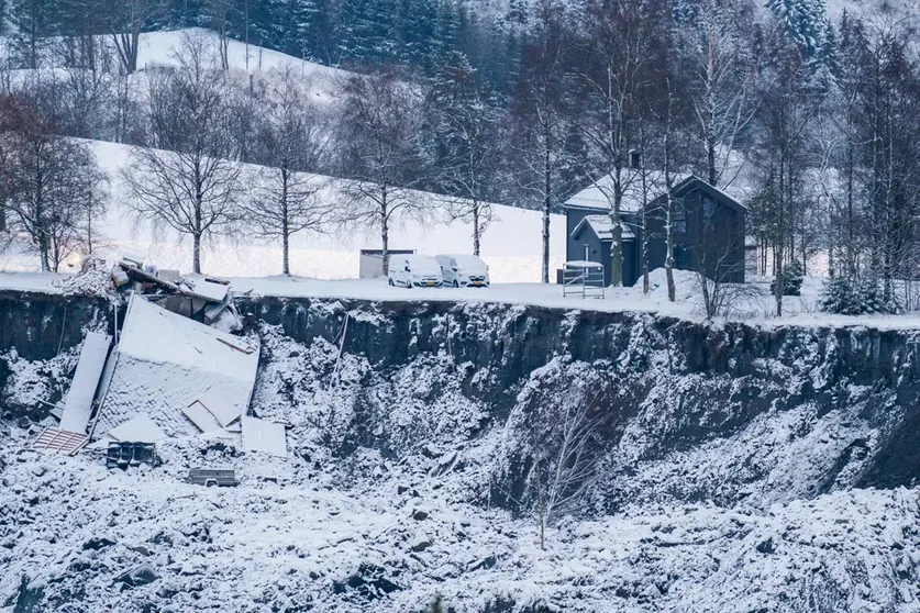 02 January 2021, Norway, Ask: A general view of the crataer formed after Wednesday's major landslide that caused an avalanche that destroyed several homes. More than a thousand people have been evacuated from the disaster scene while nine people are still missing. Photo: Haakon Mosvold Larsen/NTB/dpa