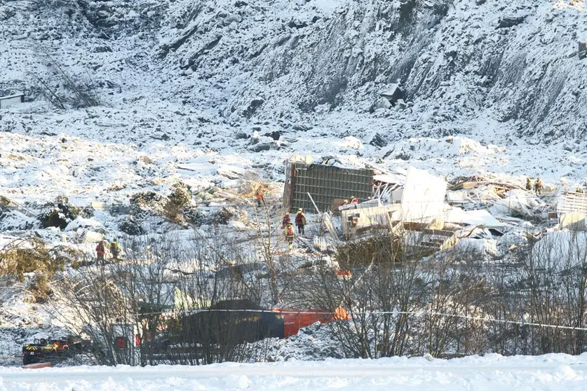 04 January 2021, Norway, Gjerdrum: Rescue workers search the rubble at the area hit by a landslide on Wednesday. Photo: Terje Pedersen//dpa