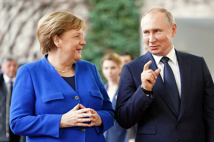 FILED - 19 January 2020, Berlin: German Chancellor Angela Merkel (L) receives Russian President Vladimir Putin, at the Federal Chancellery before the International conference on Libya. Putin held a phone conversation with Merkel about closer cooperation in combating the Coronavirus pandemic. Photo: Kay Nietfeld/dpa.