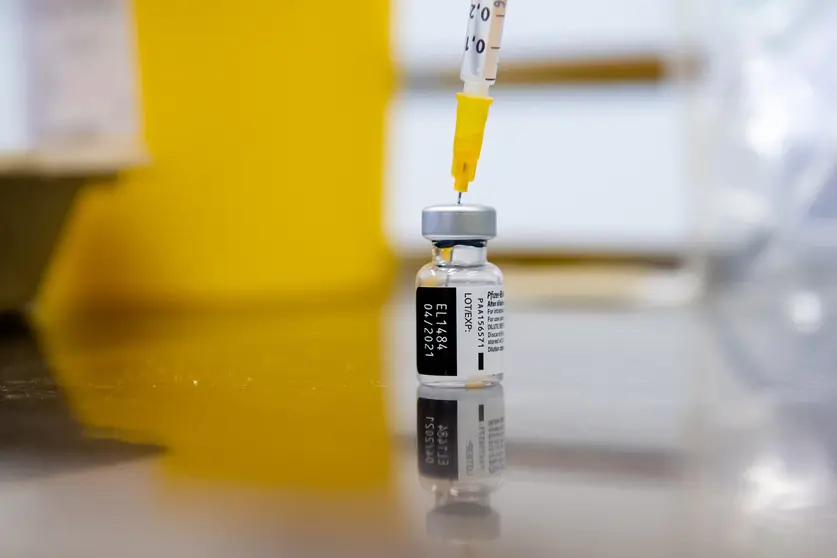 02 January 2021, Czech Republic, Hradec Kralove: A medic prepares a COVID-19 Biontech/Pfizer vaccine shot at University Hospital of Hradec Kralove. Photo: David Taneèek/CTK/dpa