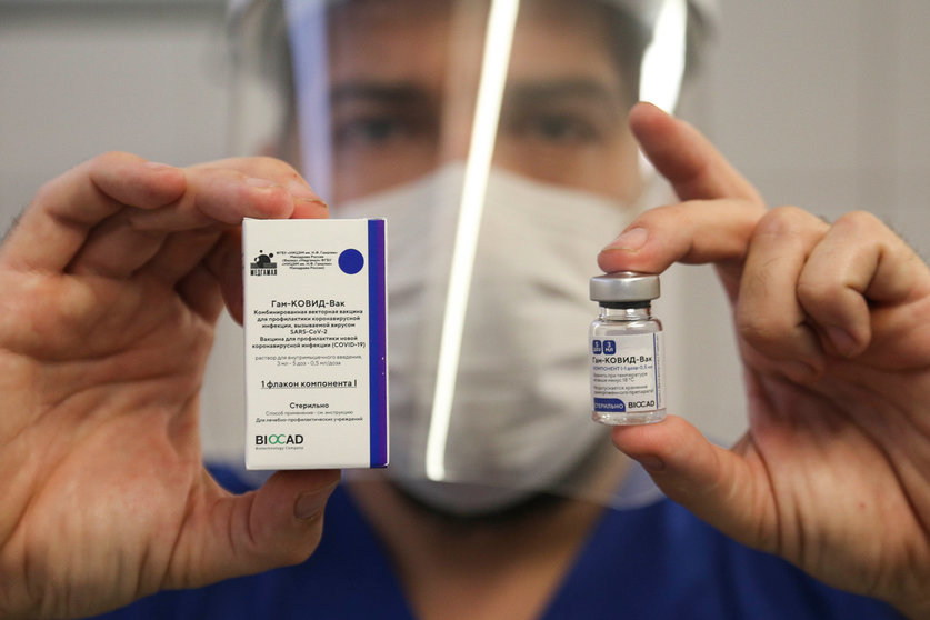 05 January 2021, Argentina, Rosario: A health worker shows one of the doses of the Russian Sputnik V vaccine against Coronavirus (COVID-19) in a public hospital in the city of Rosario, which will be administered to healthcare workers. Photo: Alan Monzon/ZUMA Wire/dpa