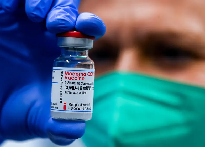 12 January 2021, Saxony-Anhalt, Halle: Dagmar Wieland, a nurse, prepares syringes with Moderna's Covid 19 vaccine at the University Hospital in Halle(UKH). This is the first time that Moderna's new vaccine has been used. Photo: Hendrik Schmidt/dpa-Zentralbild/dpa