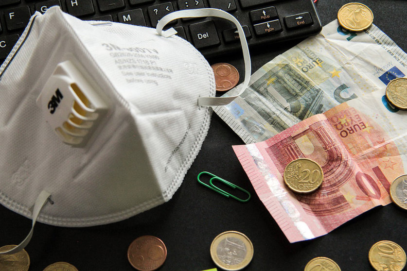 Mask-money-crisis-by-pixabay
