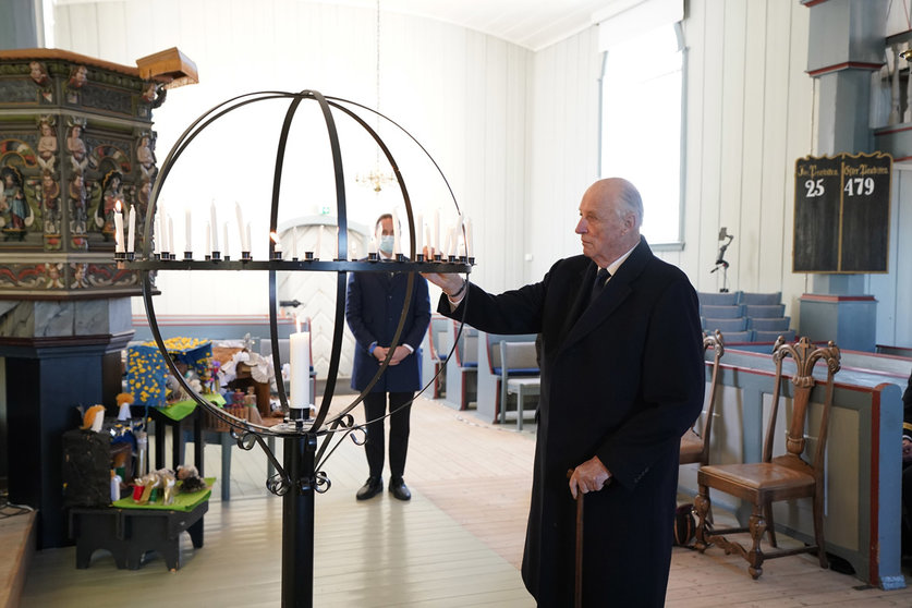 03 January 2021, Norway, Gjerdrum: King of Norway Harald V (R) lights candles in the church of Gjerdrum to remember the victims of the landslide in Ask. The death count from a landslide rose to five on Sunday, reported Norwegian rescue crews. Photo: Lise Aaserud/NTB/POOL/dpa
