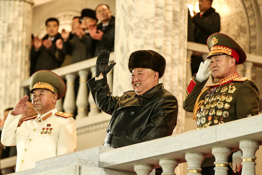 HANDOUT - 14 January 2021, North Korea, Pyongyang: A picture provided by the North Korean state news agency (KCNA) on 15 January 2021, shows North Korean leader Kim Jong-un (C) acknowledging the crowd during a military parade at Kim Il-sung Square, to celebrate the recently-concluded eighth congress of the North Korea's ruling Workers' Party. Photo: -/KCNA/dpa - ACHTUNG: Nur zur redaktionellen Verwendung im Zusammenhang mit der aktuellen Berichterstattung und nur mit vollständiger Nennung des vorstehenden Credits