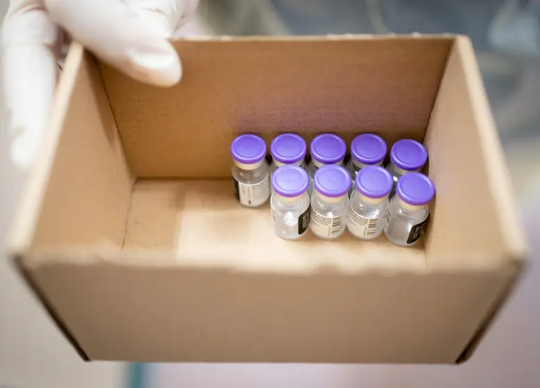 13 January 2021, Berlin: A nurse shows a box with the COVID-19 vaccine from Biontech/Pfizer at the Bethel Hospital. Photo: Kay Nietfeld/dpa