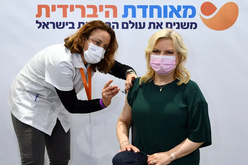 HANDOUT - 14 January 2021, Israel, Jerusalem: Sara Netanyahu, the wife of Israeli Prime Minister Benjamin Netanyahu receives the second dose of the anti-coronavirus vaccine at the Meuhedet HMO facility in the Jerusalem International Convention Center. Photo: Haim Zach/GPO/dpa - ATTENTION: editorial use only and only if the credit mentioned above is referenced in full