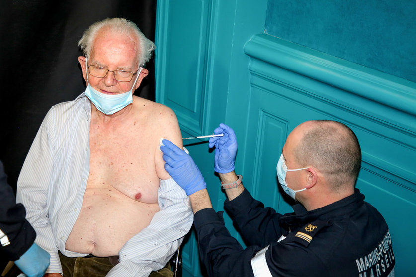 18 January 2021, France, Marseille: A man receives his first injection of the Pfizer/BioNtech coronavirus vaccine at the vaccination centre in the town hall. Photo: Denis Thaust/SOPA Images via ZUMA Wire/dpa