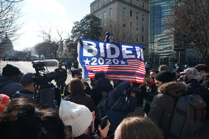 20 January 2021, US, Washington: People wave a flag and celebrate during the President-elect Joe Biden inauguration as the 46th President of the United States. Photo: Bryan Smith/ZUMA Wire/dpa