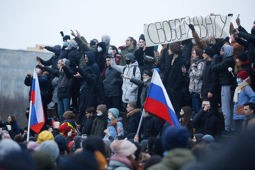 23 January 2021, Russia, Saint Petersburg: Protesters chant slogans during a demonstration against the detention of the Russian opposition leader Alexei Navalny who was arrested on his return to Russia from Germany. Photo: Sergei Mikhailichenko/SOPA Images via ZUMA Wire/dpa