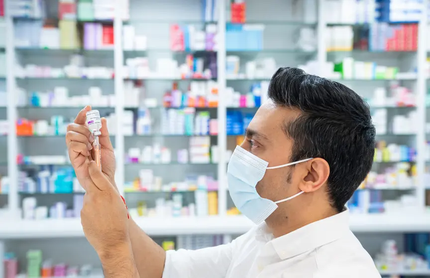 28 January 2021, United Kingdom, London: Pharmacist Bhaveen Patel draws up a dose of the Oxford/AstraZeneca COVID-19 vaccine in preparation for coronavirus vaccinations during a clinic held at Junction Pharmacy. The roll out of the vaccination programme continues as the Government targets vaccinating the 15 million in the most vulnerable groups by mid-February. Photo: Dominic Lipinski/PA Wire/dpa