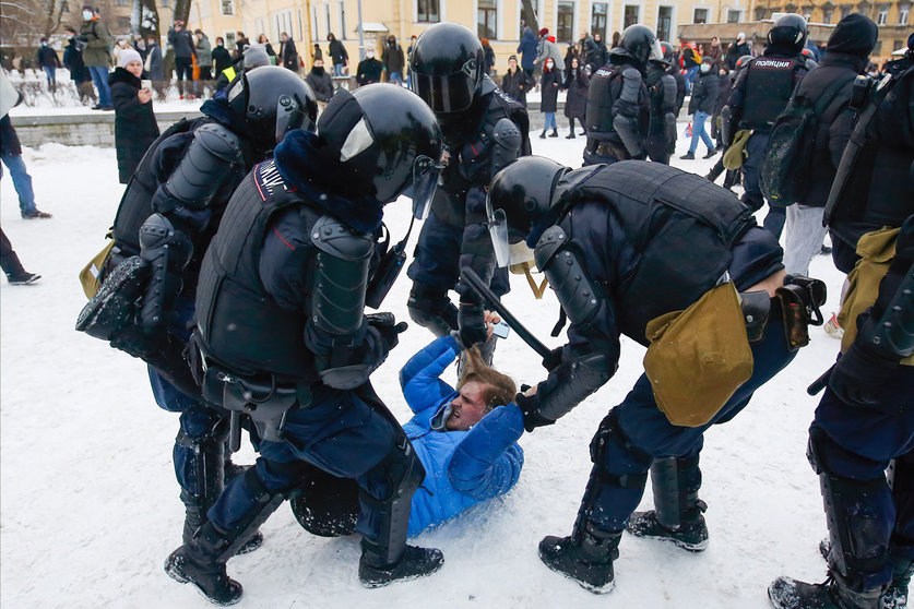 31 January 2021, Russia, Saint Petersburg: Russian Police officers detain a protester during a demonstration against the detention of the Russian opposition leader Alexey Navalny. Navalny was immediately detained upon his arrival in Moscow earlier this month after receiving treatment in Germany following a near-fatal assassination attempt. Photo: Sergei Mikhailichenko/SOPA Images via ZUMA Wire/dpa