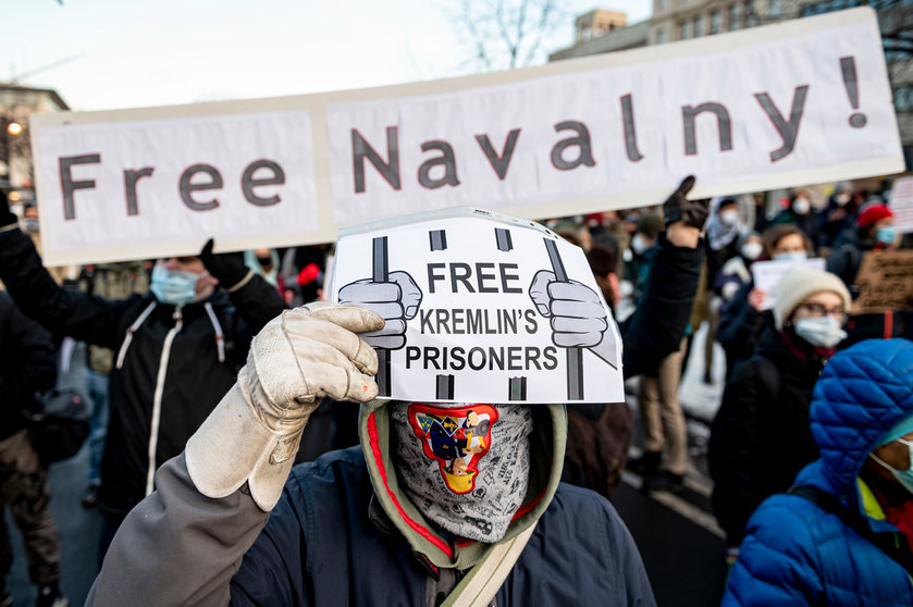 31 January 2021, Berlin: A demonstrator holds a sign reading "Free Kremlin's Prisoners" during a demonstration against the detention of Russian opposition leader Alexei Navalny. Navalny was immediately detained upon his arrival in Moscow earlier this month after receiving treatment in Germany following a near-fatal assassination attempt. Photo: Fabian Sommer/dpa