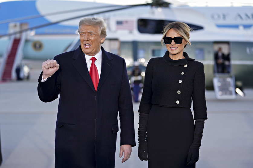 20 January 2021, US, Joint Base Andrews: US President Donald Trump gestures as he arrives with First Lady Melania Trump at a farewell ceremony at Andrews Air Force Base. Trump left Washington ahead of the inauguration of President-elect Joe Biden. Photo: -/EUROPA PRESS/dpa