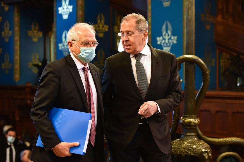 HANDOUT - 05 February 2021, Russia, Moscow: European Union High Representative for Foreign Affairs and Security Policy Josep Borrell (L) welcomed by Russian Foreign Minister Sergei Lavrov ahead of their meeting. The European Union's highest-ranking diplomat Josep Borrell has repeated the bloc's call for Russia to release anti-corruption campaigner Alexei Navalny. Photo: Vasily Maximov/European Commission/dpa - ATTENTION: editorial use only and only if the credit mentioned above is referenced in full.