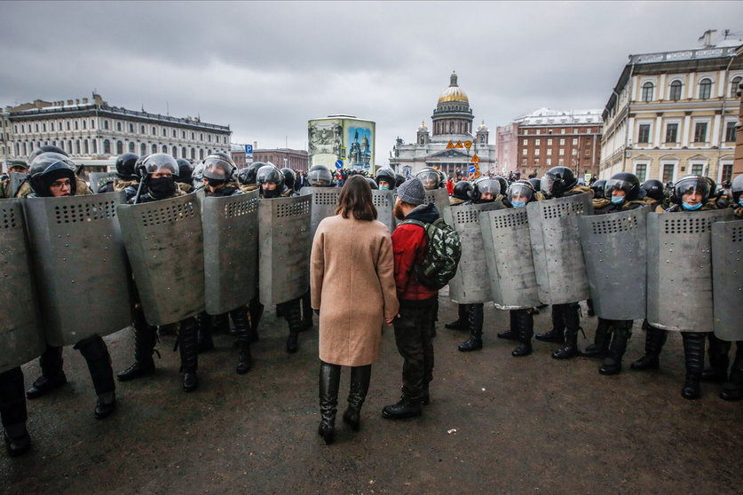FILED - 31 January 2021, Russia, Saint Petersburg: A couple stands in front of Russian National guard officers who are blocking a street during a demonstration against the detention of the Russian opposition leader Alexey Navalny. Navalny was immediately detained upon his arrival in Moscow earlier this month after receiving treatment in Germany following a near-fatal assassination attempt. Photo: Sergei Mikhailichenko/SOPA Images via ZUMA Wire/dpa
