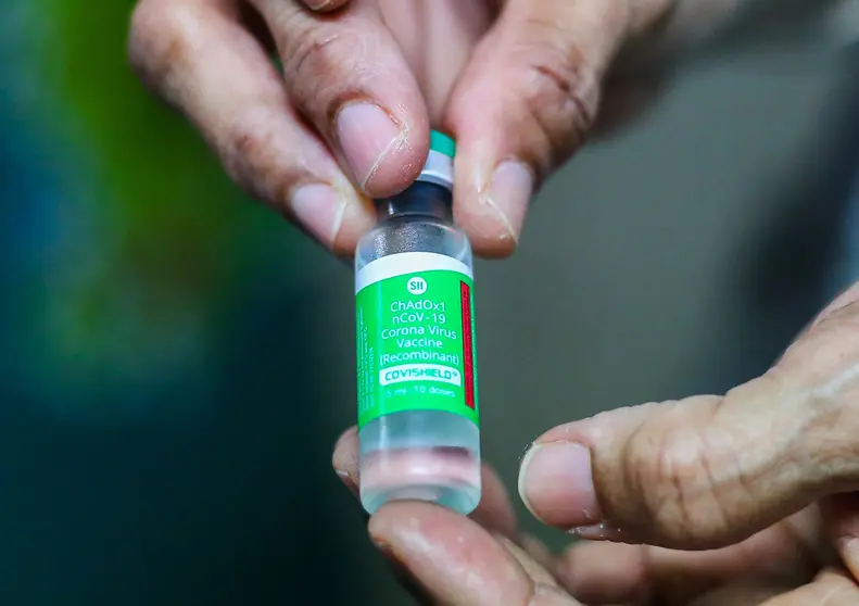 29 January 2021, Sri Lanka, Colombo: A health worker holds a vial of Oxford/AstraZeneca coronavirus (COVID-19) vaccine dose at The National Hospital Colombo. Photo: Pradeep Dambarage/ZUMA Wire/dpa