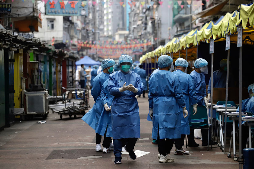 23 January 2021, China, Hong Kong: Medical team work at Temple Street on Yau Tsim Mong district where unprecedented lockdown has been declared early this morning by Hong Kong government in order to carry out compulsory coronavirus (Covid-19) testing in the designated zone. Photo: Liau Chung-Ren/ZUMA Wire/dpa
