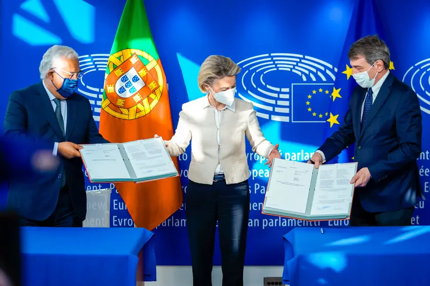 HANDOUT - 12 February 2021, Belgium, Brussels: European Parliament President David Sassoli (R), Portuguese Prime Minister Antonio Costa (L) and European Commission President Ursula von der Leyen pose for a photo after they signed the Recovery and Resilience Facility (RRF) agreement in Brussels. Photo: Daina Le Lardic/European Parliament/dpa - ATTENTION: editorial use only and only if the credit mentioned above is referenced in full