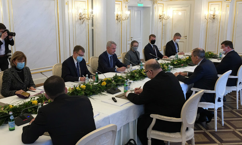 The Foreign Ministers of Russia and Finland, with their teams, in Saint Petersburg. Photo: @ulkoministerio/Twitter.