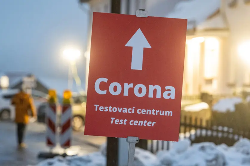 A sign reading "Corona" stands in front of a Corona test station on the German-Czech border. Photo: Armin Weigel/dpa.