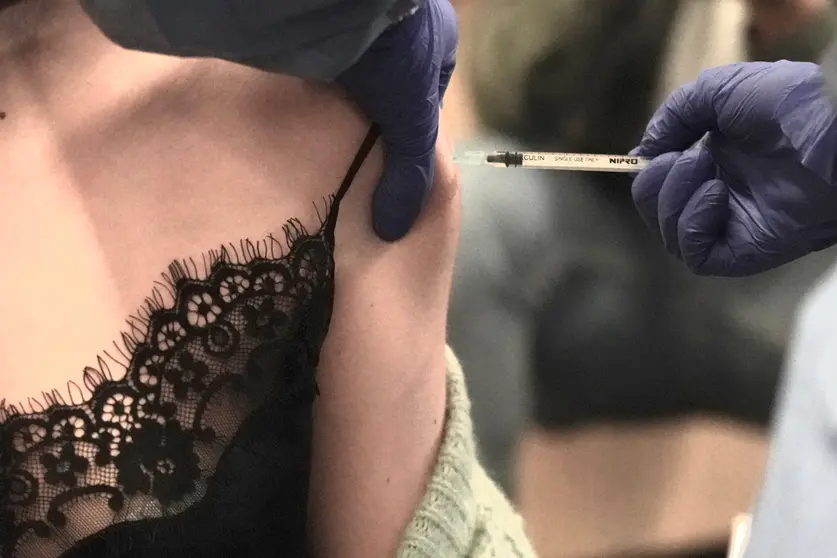 17 February 2021, Spain, Bilbao: A healthcare worker from the private sector receives a dose of the coronavirus (COVID-19) vaccine at IMQ Zorrotzaurre clinic. Photo: -/H.Bilbao via EUROPA PRESS/dpa