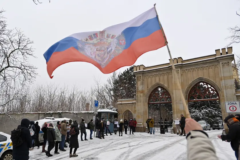 07 February 2021, Czech Republic, Prague: People protest in support of imprisoned Russian opposition leader Alexei Navalny at the Boris Nemcov Square Photo: Michal Kamaryt/CTK/dpa