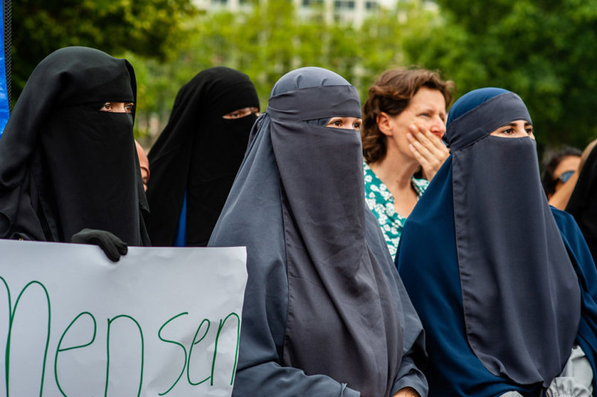 FILED - Women with uncovered faces take part in a protest after The Netherlands approves a limited ban on 'face-covering clothing', this law includes also niqabs and burqas. Photo: Ana Fernandez/SOPA Images via ZUMA Wire/dpa