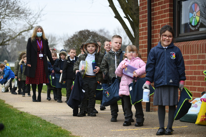 08 March 2021, United Kingdom, Shipdham: Children arrive at Thomas Bullock Church of England Primary Academy as pupils in England return to school for the first time in two months as part of the first stage of lockdown easing. Photo: Joe Giddens/PA Wire/dpa