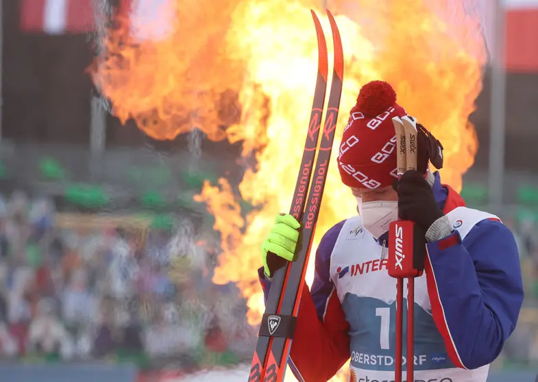 07 March 2021, Bavaria, Oberstdorf: Runner-up Alexander Bolshunov from Russia reacts on the podium during the award ceremony of the men's 50 kilometre classical mass start event at the FIS Nordic World Ski Championships in Oberstdorf. Photo: Karl-Josef Hildenbrand/dpa